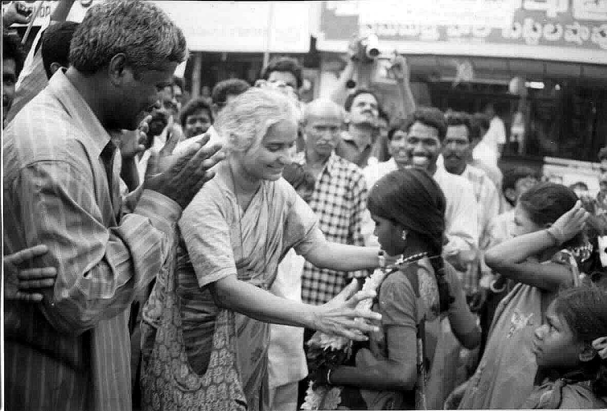 Medha Patkar (woman on the left) has been a central organiser and strategist of NBA, a people’s movement  organised to stop the construction of a series of dams planned for India’s largest westward flowing river, the Narmada.